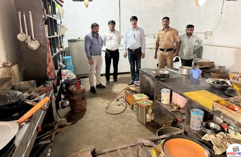 भंडाऱ्यात घरगुती गॅसचा हॉटेलमध्ये काळाबाजार? प्रसिद्ध ‘हॉटेल ग्रीन व्हॅली’मधून सिलिंडर जप्त भंडाऱ्यात घरगुती गॅसचा हॉटेलमध्ये काळाबाजार? प्रसिद्ध ‘हॉटेल ग्रीन व्हॅली’मधून सिलिंडर जप्त