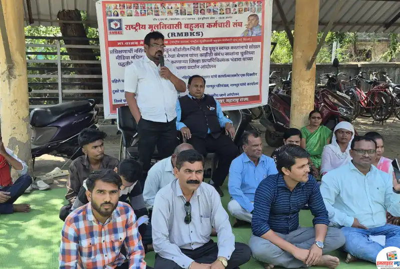 नर्सिंग ट्युटरवर झालेल्या अन्यायाविरोधात कर्मचारी संघटना आक्रमक; भंडारा जिल्हा रुग्णालयात धरणे आंदोलन नर्सिंग ट्युटरवर झालेल्या अन्यायाविरोधात कर्मचारी संघटना आक्रमक; भंडारा जिल्हा रुग्णालयात धरणे आंदोलन