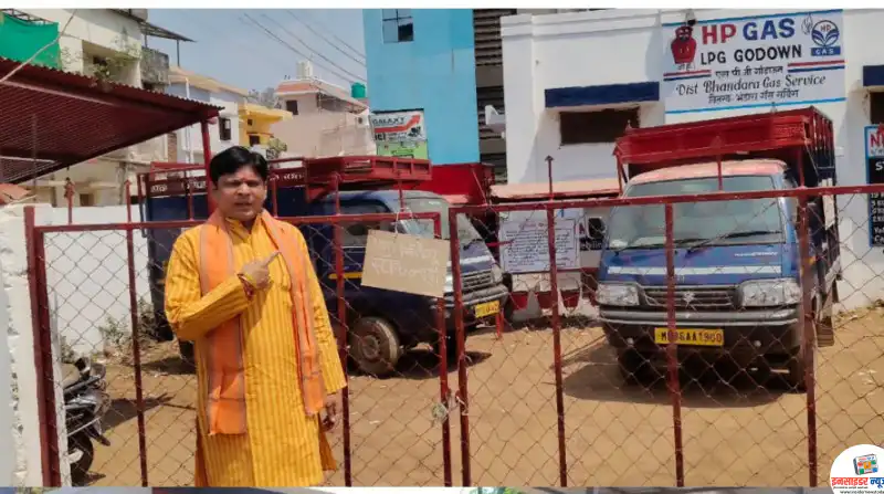 प्रशासनाचा दावा फोल! भंडारा-गोंदियात इंधन व गॅसचा तीव्र तुटवडा; खा. डॉ. प्रशांत पडोळे यांनी केली पाहणी प्रशासनाचा दावा फोल! भंडारा-गोंदियात इंधन व गॅसचा तीव्र तुटवडा; खा. डॉ. प्रशांत पडोळे यांनी केली पाहणी