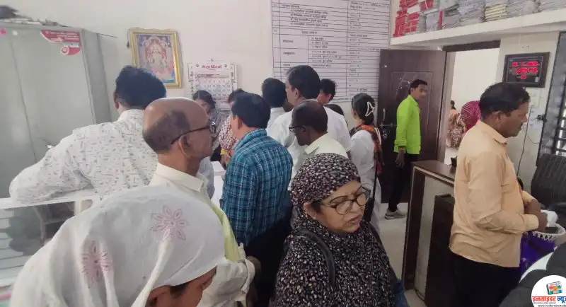 बहादूर नगरपंचायतीच्या कर विभागात नागरिकांची गर्दी; अधिकारी मीटिंगमध्ये व्यस्त, नागरिकांमध्ये संताप बहादूर नगरपंचायतीच्या कर विभागात नागरिकांची गर्दी; अधिकारी मीटिंगमध्ये व्यस्त, नागरिकांमध्ये संताप