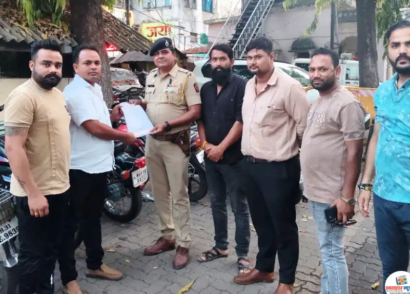 राजपूत करणी सेना द्वारा कोतवाली पोलीस को दिया निवेदन राजपूत करणी सेना द्वारा कोतवाली पोलीस को दिया निवेदन