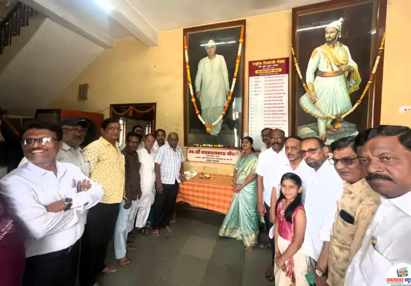 झेंडा चौक महाल येथील माजी महापौर स्व. सखारामजी चौधरींना महापौर निता ठाकरेंच्या हस्ते विनम्र आदरांजली झेंडा चौक महाल येथील माजी महापौर स्व. सखारामजी चौधरींना महापौर निता ठाकरेंच्या हस्ते विनम्र आदरांजली