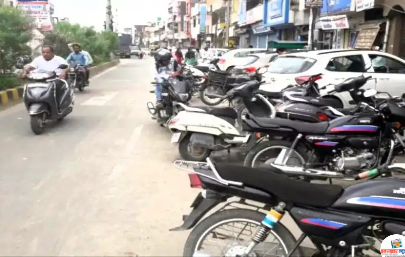 आंतरिक सड़कों पर अवैध पार्किंग आंतरिक सड़कों पर अवैध पार्किंग