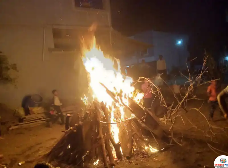 निसतखेडा येथे होलीका दहनासाठी शेतातील धुऱ्यावरील तनाचा उपयोग निसतखेडा येथे होलीका दहनासाठी शेतातील धुऱ्यावरील तनाचा उपयोग