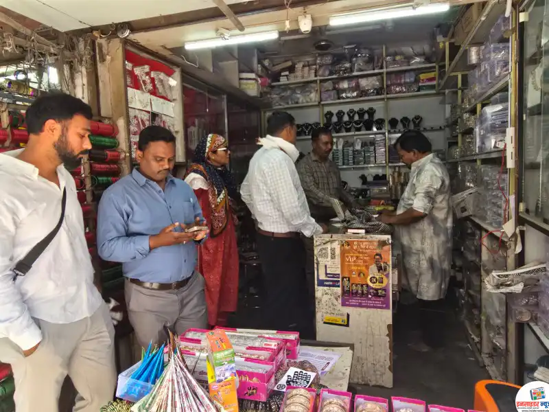 कामठीतील थकबाकीदाराविरुध्द कामठी नगर परिषद ची कर वसुली मोहीम तेजीत कामठीतील थकबाकीदाराविरुध्द कामठी नगर परिषद ची कर वसुली मोहीम तेजीत