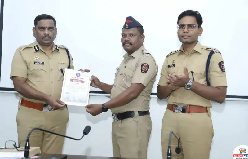 पांढरकवडा पोलीस ठाण्यातील दोन हवालदारांचा जिल्हा पोलीस अधीक्षकांकडून गौरव पांढरकवडा पोलीस ठाण्यातील दोन हवालदारांचा जिल्हा पोलीस अधीक्षकांकडून गौरव