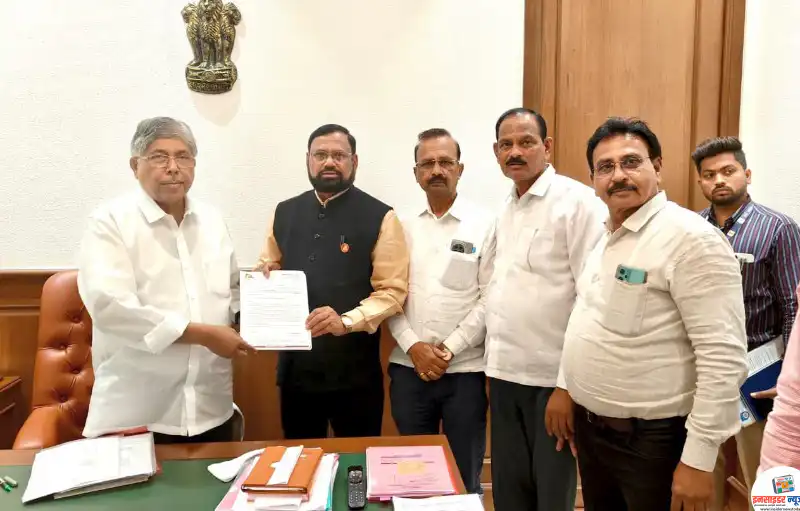 उच्च शिक्षण विभागातील प्रश्नांना घेऊन मंत्र्यांची भेट उच्च शिक्षण विभागातील प्रश्नांना घेऊन मंत्र्यांची भेट