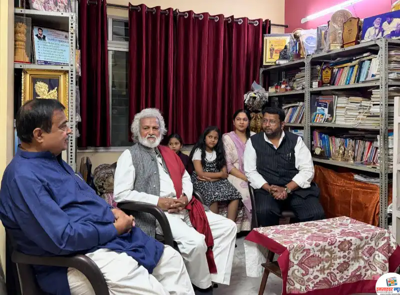 केंद्रीय मंत्री नितीन गडकरी यांची कवाडे कुटुंबीयांना सांत्वन भेट केंद्रीय मंत्री नितीन गडकरी यांची कवाडे कुटुंबीयांना सांत्वन भेट