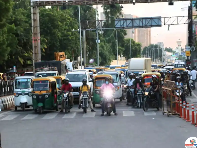 ट्रैफिकव्यवस्था से जनता परेशान ट्रैफिकव्यवस्था से जनता परेशान