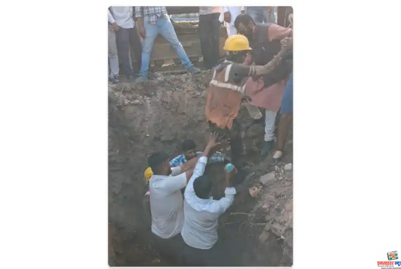 कामठीत मेट्रोच्या कामादरम्यान मजुराचा जीव टांगणीला, १० फूट खोल खड्ड्यात दबला कामठीत मेट्रोच्या कामादरम्यान मजुराचा जीव टांगणीला, १० फूट खोल खड्ड्यात दबला