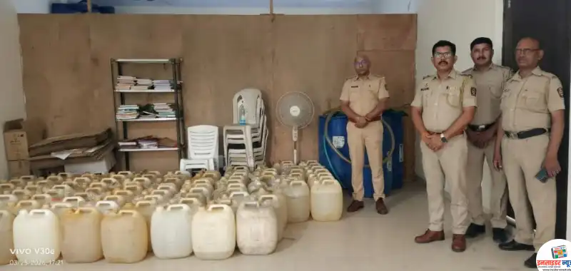 अवैध डिझेल साठवण प्रकरणी ३ आरोपींवर गुन्हा; १९०० लिटर डिझेलसह १.९५ लाखांचा मुद्देमाल जप्त अवैध डिझेल साठवण प्रकरणी ३ आरोपींवर गुन्हा; १९०० लिटर डिझेलसह १.९५ लाखांचा मुद्देमाल जप्त