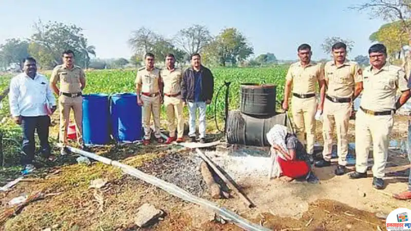 अड्याळ पोलिसांची अवैध हातभट्टीवर धडक कारवाई; १ लाख ६४ हजारांचा मुद्देमाल जप्त अड्याळ पोलिसांची अवैध हातभट्टीवर धडक कारवाई; १ लाख ६४ हजारांचा मुद्देमाल जप्त