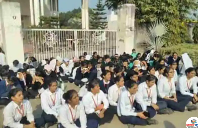 नर्सिंग कॉलेज पर छात्रों से आर्थिक लूट का आरोप नर्सिंग कॉलेज पर छात्रों से आर्थिक लूट का आरोप