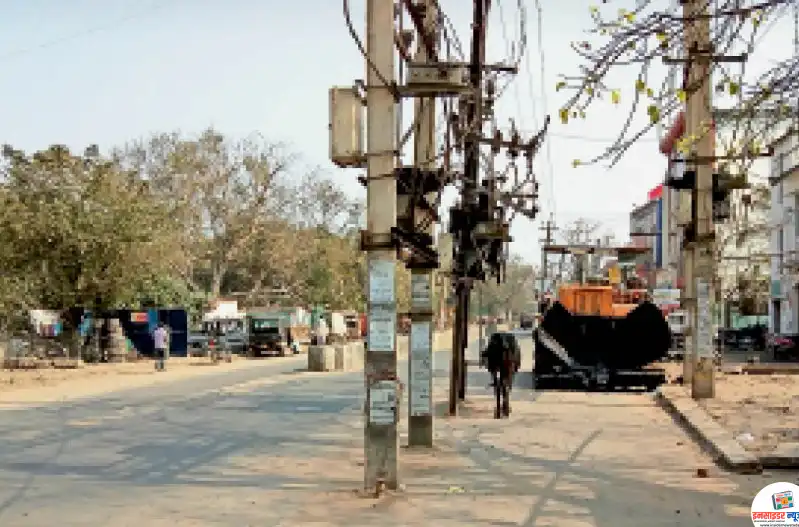 सड़कों के बीच खड़े पोल यातायात व्यवस्था में बड़ी समस्या सड़कों के बीच खड़े पोल यातायात व्यवस्था में बड़ी समस्या