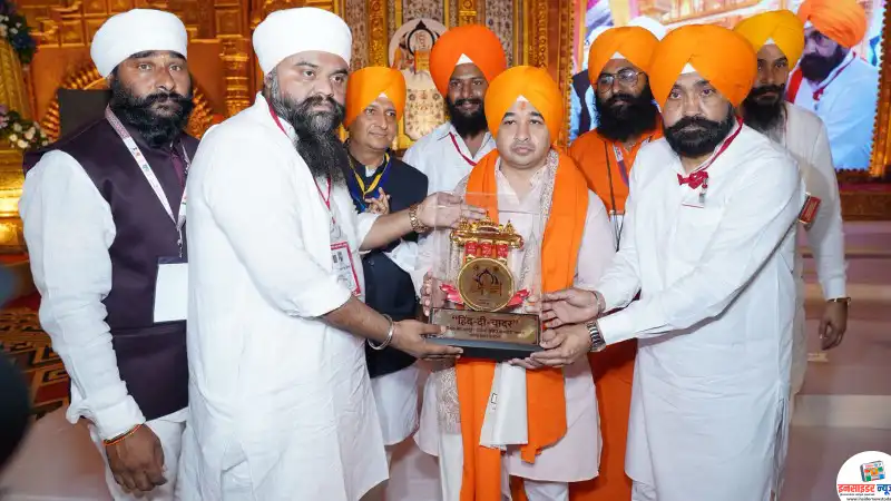 श्री गुरु तेग बहादूर ३५० वा शहीदी समागम कार्यक्रमात मत्स्यव्यवसाय विकास मंत्री नितेश राणे यांनी दिली भेट श्री गुरु तेग बहादूर ३५० वा शहीदी समागम कार्यक्रमात मत्स्यव्यवसाय विकास मंत्री नितेश राणे यांनी दिली भेट