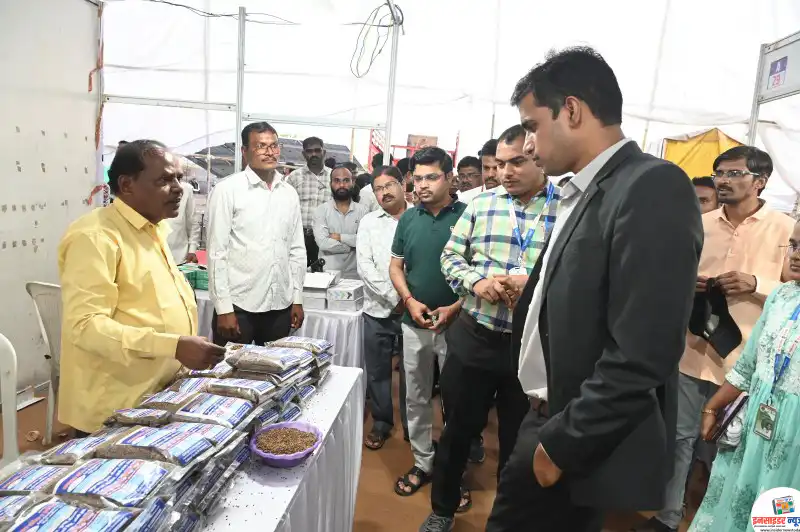 कृषी प्रदर्शनीला जिल्हाधिकारी विकास मीना यांची भेट कृषी प्रदर्शनीला जिल्हाधिकारी विकास मीना यांची भेट