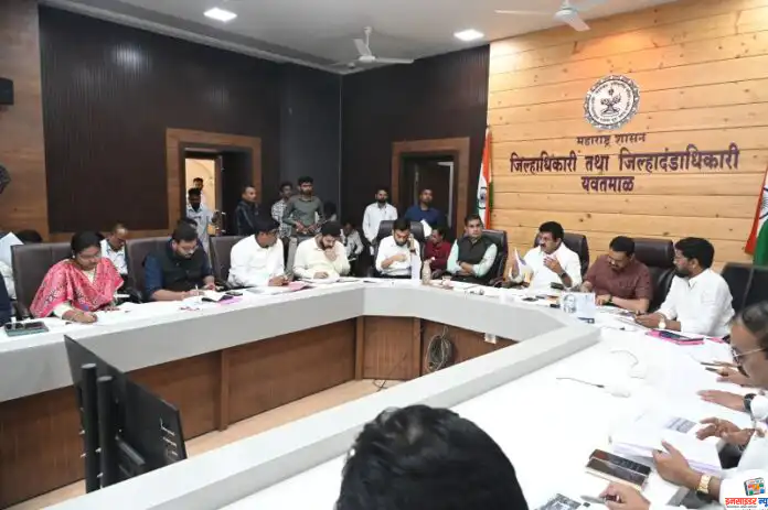 गॅससिलिंडर,पेट्रोलवडिझेलपुरवठ्याचापालकमंत्र्यांनीघेतलाआढावा_copy_800x532
