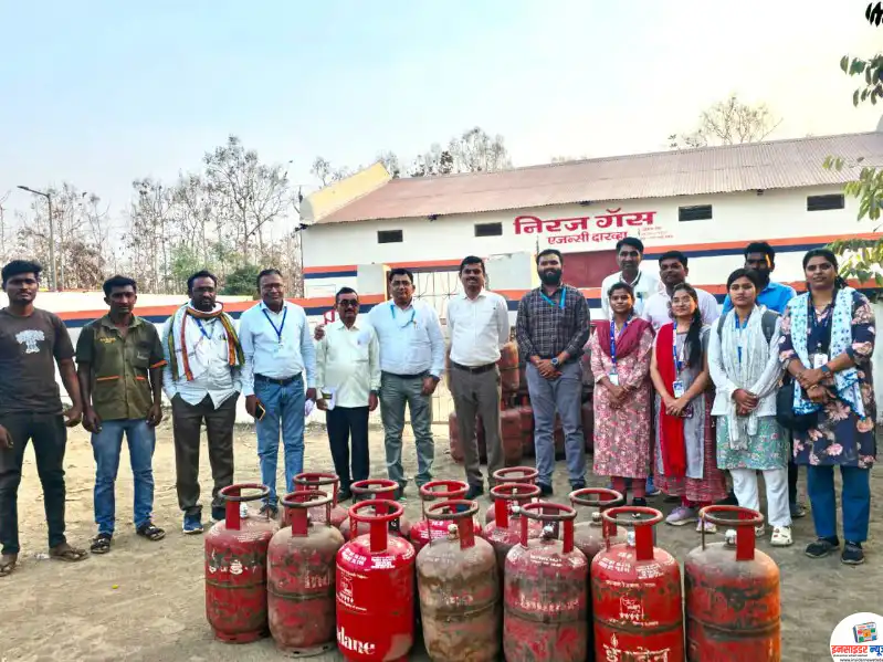 घरगुती गॅस सिलेंडरचा अवैधरित्या वापर करणाऱ्यांवर धाड ; दारव्ह्यात १२ घरगुती गॅस जप्त घरगुती गॅस सिलेंडरचा अवैधरित्या वापर करणाऱ्यांवर धाड ; दारव्ह्यात १२ घरगुती गॅस जप्त