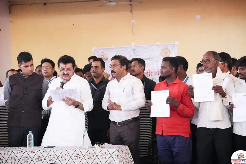 नागरिकांनाविविधलाभाचेवाटप(3)_copy_800x534