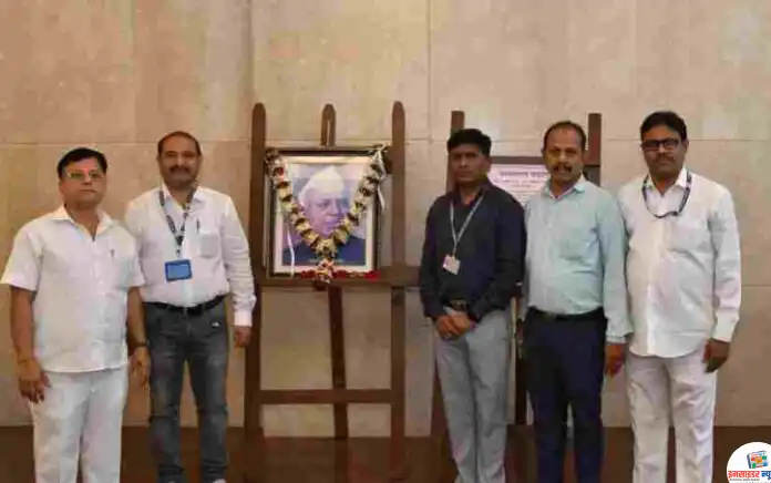 महाराष्ट्राचेपहिलेमुख्यमंत्रीस्वर्गीययशवंतरावचव्हाणयांनामंत्रालयातअभिवादन_copy_800x500