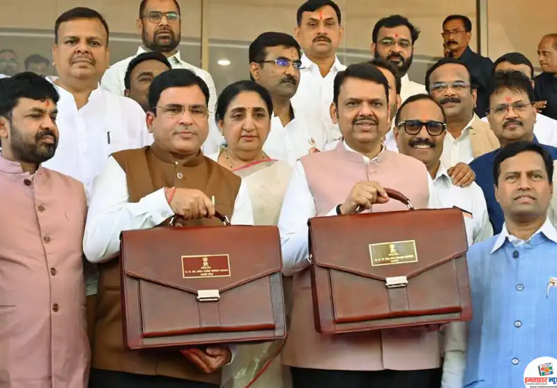 अर्थसंकल्पात शेतकऱ्याना दिलासा, मुख्यमंत्री फडणवीस यांच्याकडून कर्जमाफीचा घोषणा अर्थसंकल्पात शेतकऱ्याना दिलासा, मुख्यमंत्री फडणवीस यांच्याकडून कर्जमाफीचा घोषणा