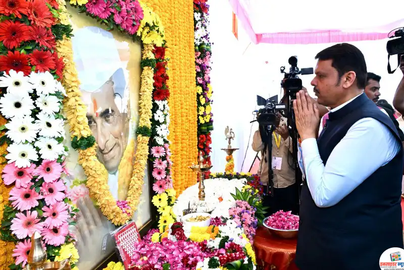 लोकनेतेबाळासाहेबदेसाईयांनामुख्यमंत्र्यांकडूनअभिवादन(1)_copy_800x536