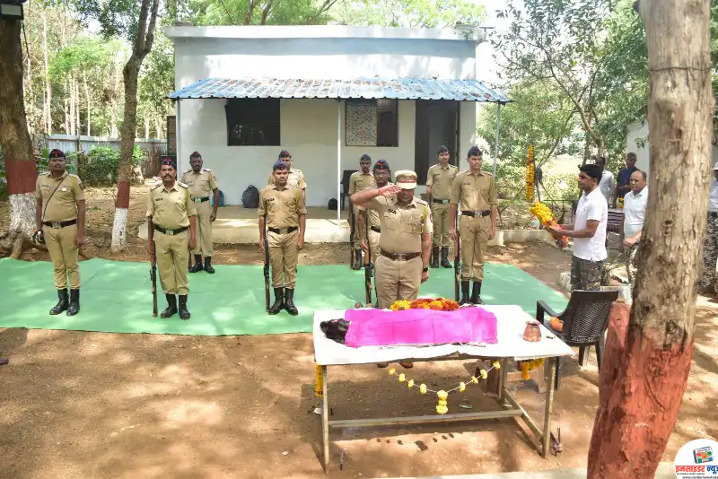 गुन्हेगारांचा कर्दनकाळ हरपला; १५ गुन्हे उघडकीस आणणाऱ्या ‘नॉटी’ला भंडारा पोलिसांची अखेरची सलामी गुन्हेगारांचा कर्दनकाळ हरपला; १५ गुन्हे उघडकीस आणणाऱ्या ‘नॉटी’ला भंडारा पोलिसांची अखेरची सलामी