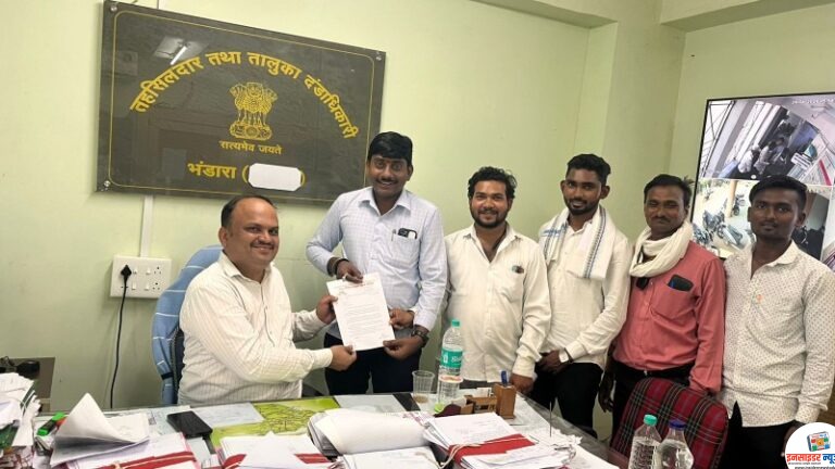 भारत-अमेरिका प्रस्तावित अंतरिम व्यापार कराराविरोधात भंडारा तहसीलदारांना निवेदन सादर