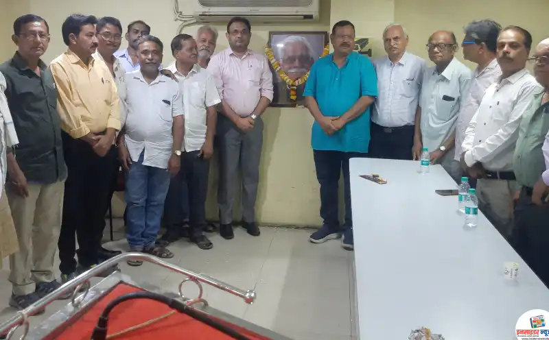 स्व.उमेश बाबू चौबे यांच्या फोटोचे पत्रकार संघात अनावरण स्व.उमेश बाबू चौबे यांच्या फोटोचे पत्रकार संघात अनावरण
