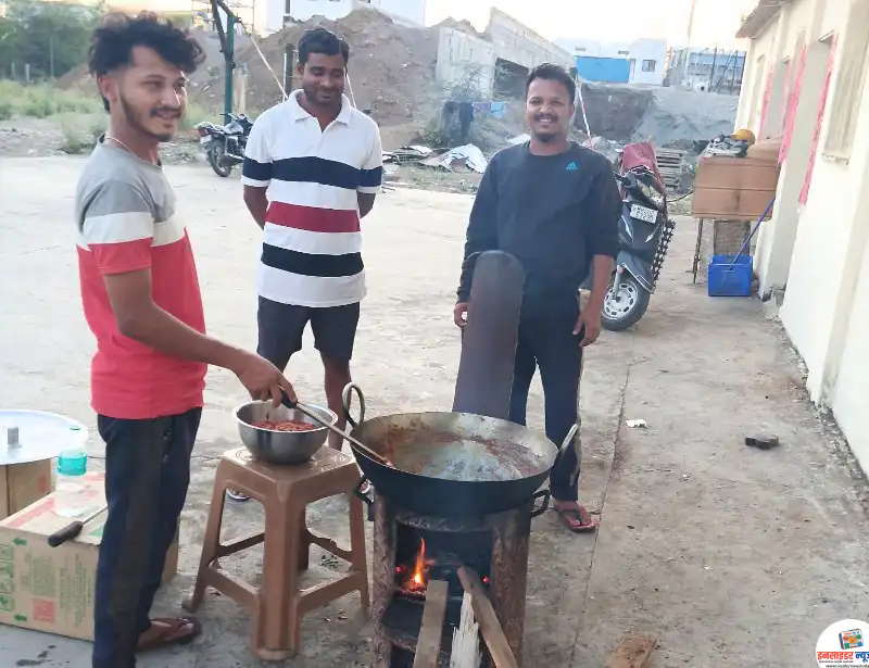 युद्धाची धग चुलीवर, स्वयंपाकासाठी सिलेंडर मिळेल ना युद्धाची धग चुलीवर, स्वयंपाकासाठी सिलेंडर मिळेल ना