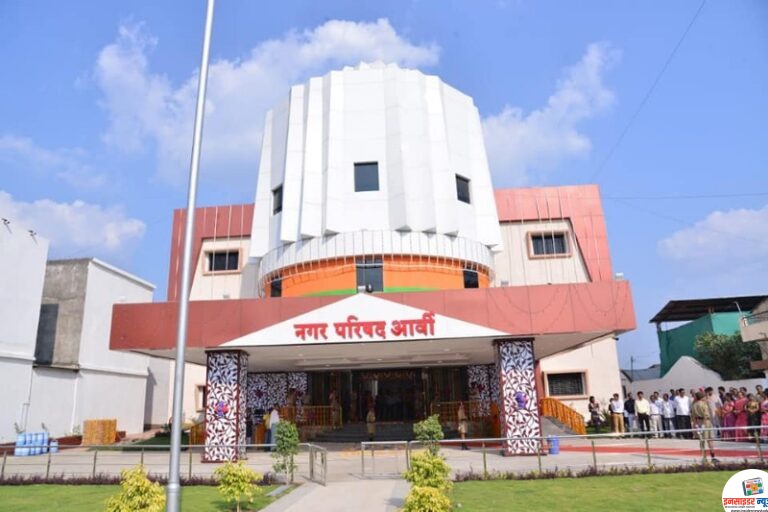नगर परिषद कार्यालय पर ढोल बजाकर प्रदर्शन