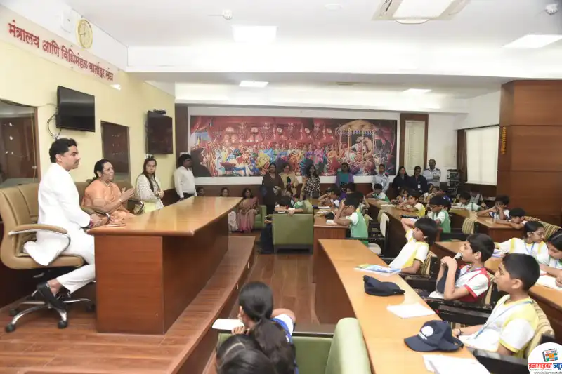विधिमंडळात विद्यार्थ्यांनी उपसभापती डॉ. नीलम गोऱ्हे आणि मंत्री आदिती तटकरे यांच्याशी साधला संवाद विधिमंडळात विद्यार्थ्यांनी उपसभापती डॉ. नीलम गोऱ्हे आणि मंत्री आदिती तटकरे यांच्याशी साधला संवाद