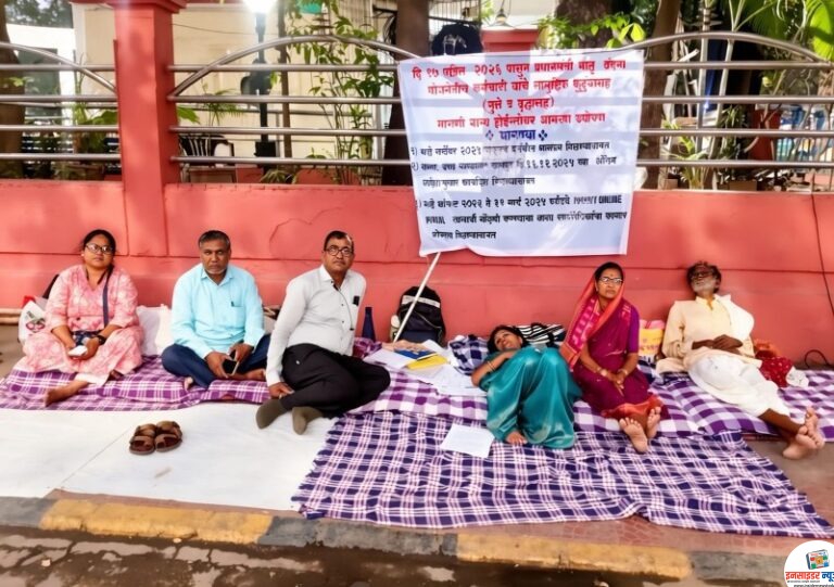 कॉ. राजेंद्र साठे यांनी रज्जु परिपगार यांच्या उपोषण स्थळी भेट देऊन जिल्हाधिकाऱ्यांना निवेदन दिले