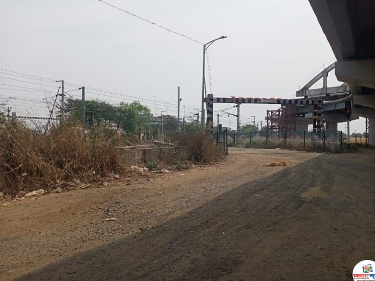 3 मिनिटाऐवजी 15 मिनिटांपूर्वीच पडतो निमखेडा फाटकावरील फाटक
