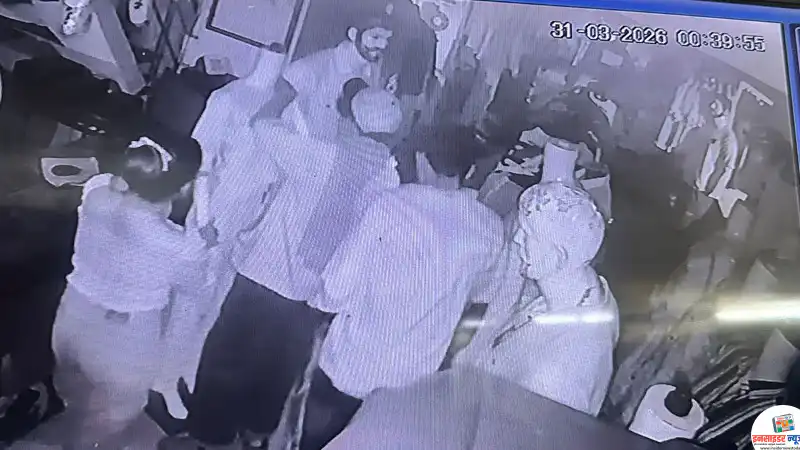 एक ही रात में 5 दुकानों के ताले टूटे एक ही रात में 5 दुकानों के ताले टूटे