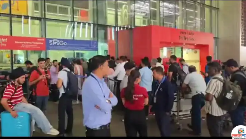 एयरफोर्स के विमान की हार्ड लैंडिंग:8 घंटे बंद रहा रनवे एयरफोर्स के विमान की हार्ड लैंडिंग:8 घंटे बंद रहा रनवे