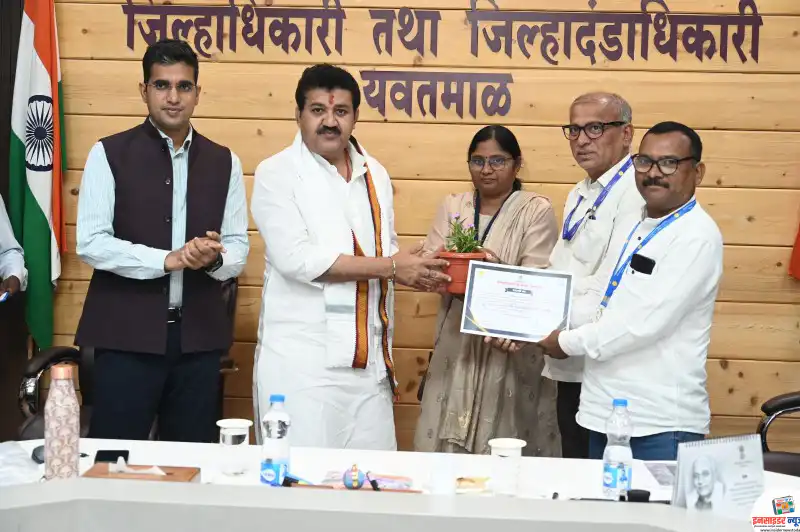पालकमंत्र्याच्या हस्ते उत्कृष्ट तीन मंडळ अधिकाऱ्यांचा सत्कार पालकमंत्र्याच्या हस्ते उत्कृष्ट तीन मंडळ अधिकाऱ्यांचा सत्कार