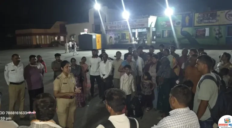 सावनेर बस स्टैंड परिसर में पुलिस का जनजागरूकता अभियान; पुलिस निरीक्षक ऋतुजा जाधव की पहल सराहनीय