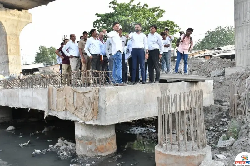 मोतीबाग येथील नाल्याची मनपा आयुक्तांकडून पाहणी मोतीबाग येथील नाल्याची मनपा आयुक्तांकडून पाहणी
