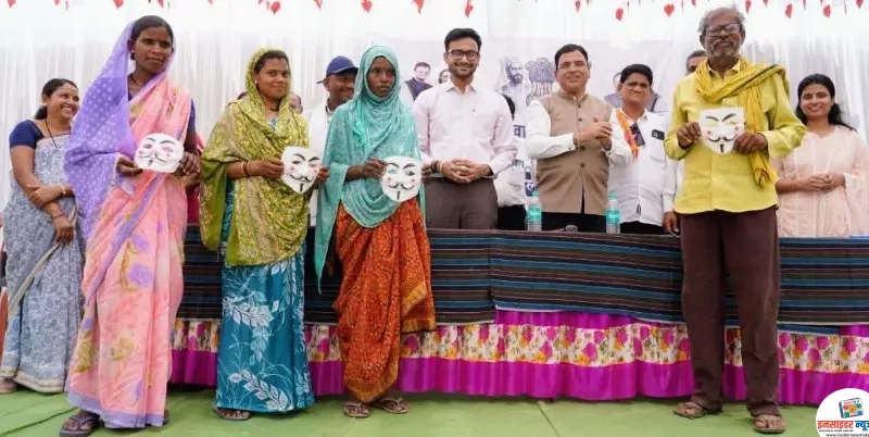 तेंदुपत्ता संकलकांना मुखवट्याचे वितरण तेंदुपत्ता संकलकांना मुखवट्याचे वितरण