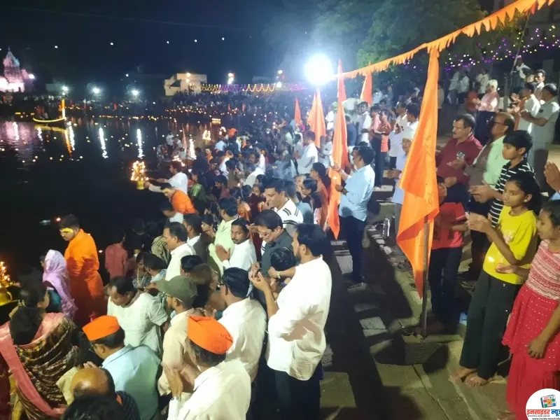 गंगा दशहरा पर्वावर लक्ष दिव्यांनी उजळला अंबाळा घाट गंगा दशहरा पर्वावर लक्ष दिव्यांनी उजळला अंबाळा घाट