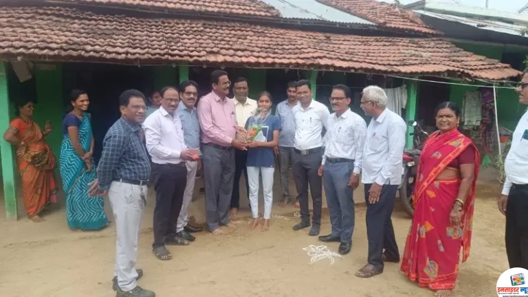 मारोतराव कावळे विद्यालयाचा स्तुत्य उपक्रम; गुणवंत विद्यार्थ्यांचा चक्क घरी जाऊन सत्कार