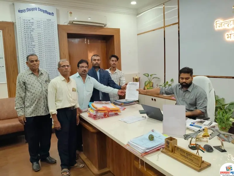 स्मार्ट मीटर सक्ती विरोधात बहुजन मुक्ती पार्टीचे देशव्यापी आंदोलन; जिल्हाधिकाऱ्यांना ‘कंदील’ भेट देऊन नोंदवला निषेध स्मार्ट मीटर सक्ती विरोधात बहुजन मुक्ती पार्टीचे देशव्यापी आंदोलन; जिल्हाधिकाऱ्यांना ‘कंदील’ भेट देऊन नोंदवला निषेध
