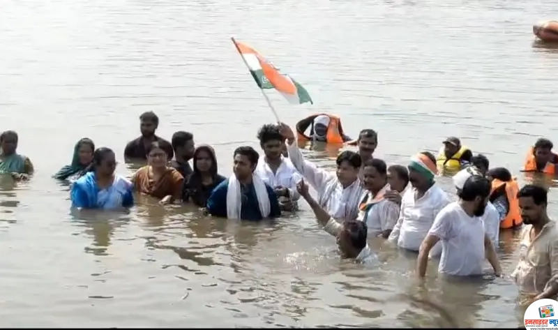 शेतकऱ्यांच्या हक्कासाठी नाना पटोलेंचे जलसमाधी आंदोलन; रात्रभर पाण्यात मुक्काम, सरकारला दिले आरपारचे आव्हान शेतकऱ्यांच्या हक्कासाठी नाना पटोलेंचे जलसमाधी आंदोलन; रात्रभर पाण्यात मुक्काम, सरकारला दिले आरपारचे आव्हान