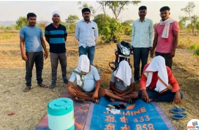 करडी पोलिसांची जुगार अड्ड्यावर धाड; ८७ हजारांच्या मुद्देमालासह तिघांना अटक, दोन आरोपी फरार