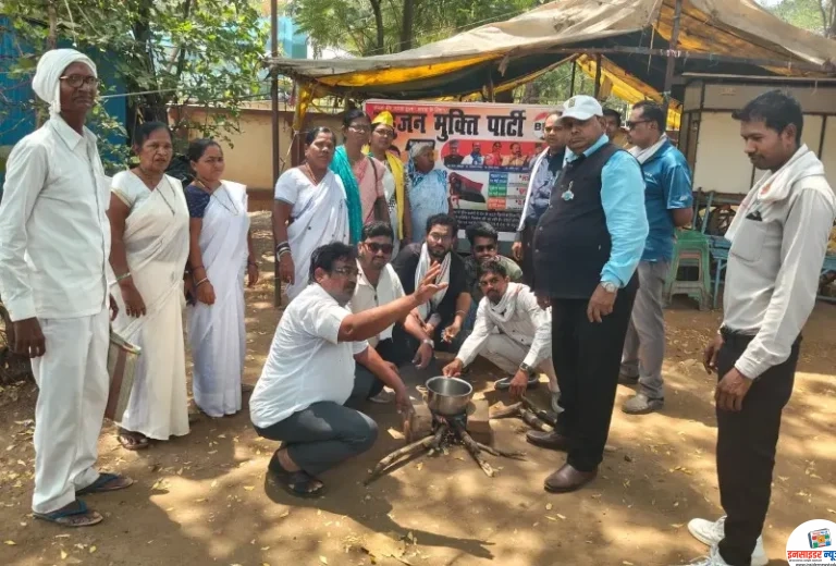 केंद्र सरकारच्या जनविरोधी धोरणांविरोधात बहुजन मुक्ती पार्टीचे ‘चूल पेटवा’ आंदोलन; भंडारा जिल्हाधिकारी कार्यालयासमोर निदर्शने