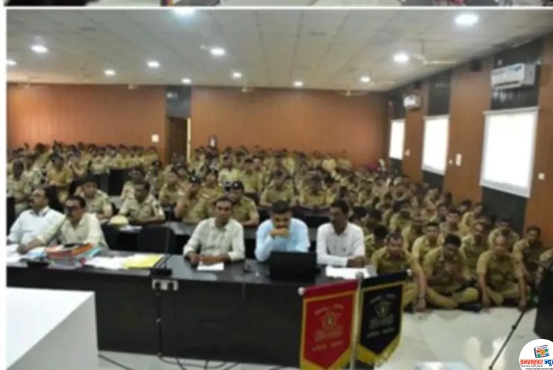 भंडारा पोलीस दलात २०२६ च्या प्रशासकीय बदल्या प्रक्रिया पारदर्शकपणे संपन्न; पोलीस अधीक्षकांचा अंमलदारांशी थेट संवाद भंडारा पोलीस दलात २०२६ च्या प्रशासकीय बदल्या प्रक्रिया पारदर्शकपणे संपन्न; पोलीस अधीक्षकांचा अंमलदारांशी थेट संवाद