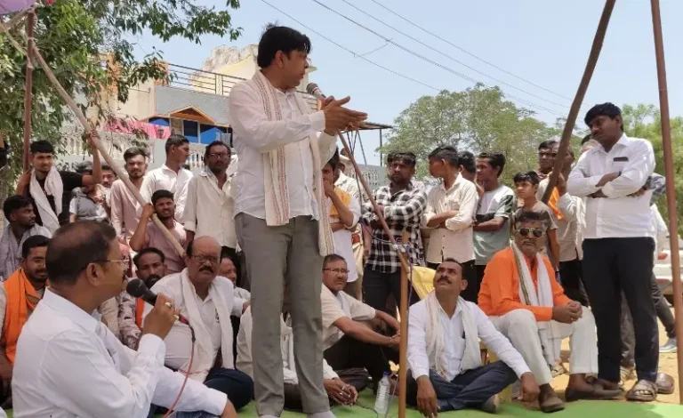 “नागरिकांच्या जीवाशी खेळू नका!”; पहेला-आंभोरा रस्ता प्रकरणी खासदार डॉ. प्रशांत पडोळे यांनी अधिकाऱ्यांना झापले