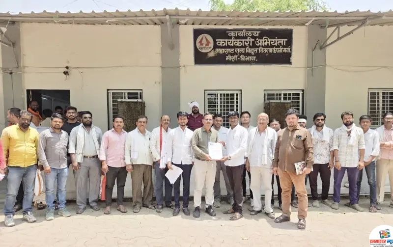 मोर्शी येथील कार्यकारी अभियंता यांच्या कार्यालयावर धडकला मोर्चा ! मोर्शी येथील कार्यकारी अभियंता यांच्या कार्यालयावर धडकला मोर्चा !