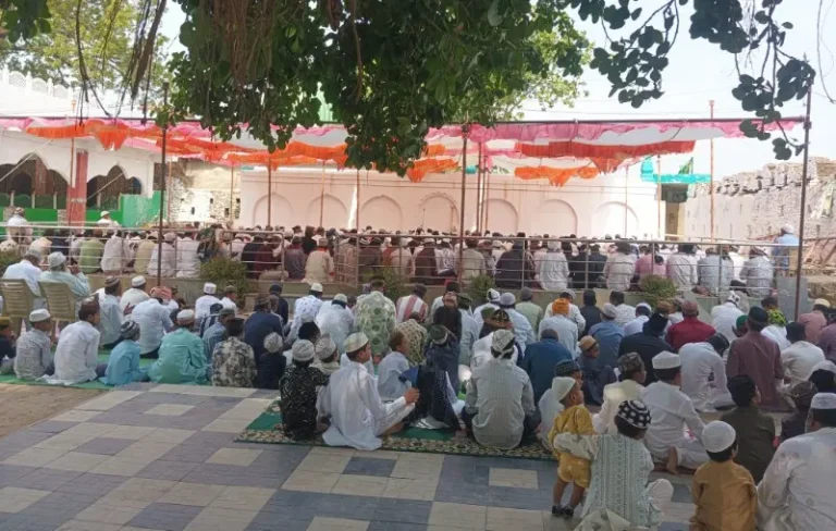 ‘ईद-उल-अजहा’ बलिदानाचा सण आनंदात साजरा, हजरत बाबा सैय्यद लष्कर शाह शहीद दर्गा येथील ईदगाहमध्ये विशेष नमाज अदा, देशात व जगात शांततेसाठी विशेष प्रार्थना